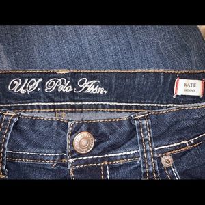 Low rise jeans with white stitching details